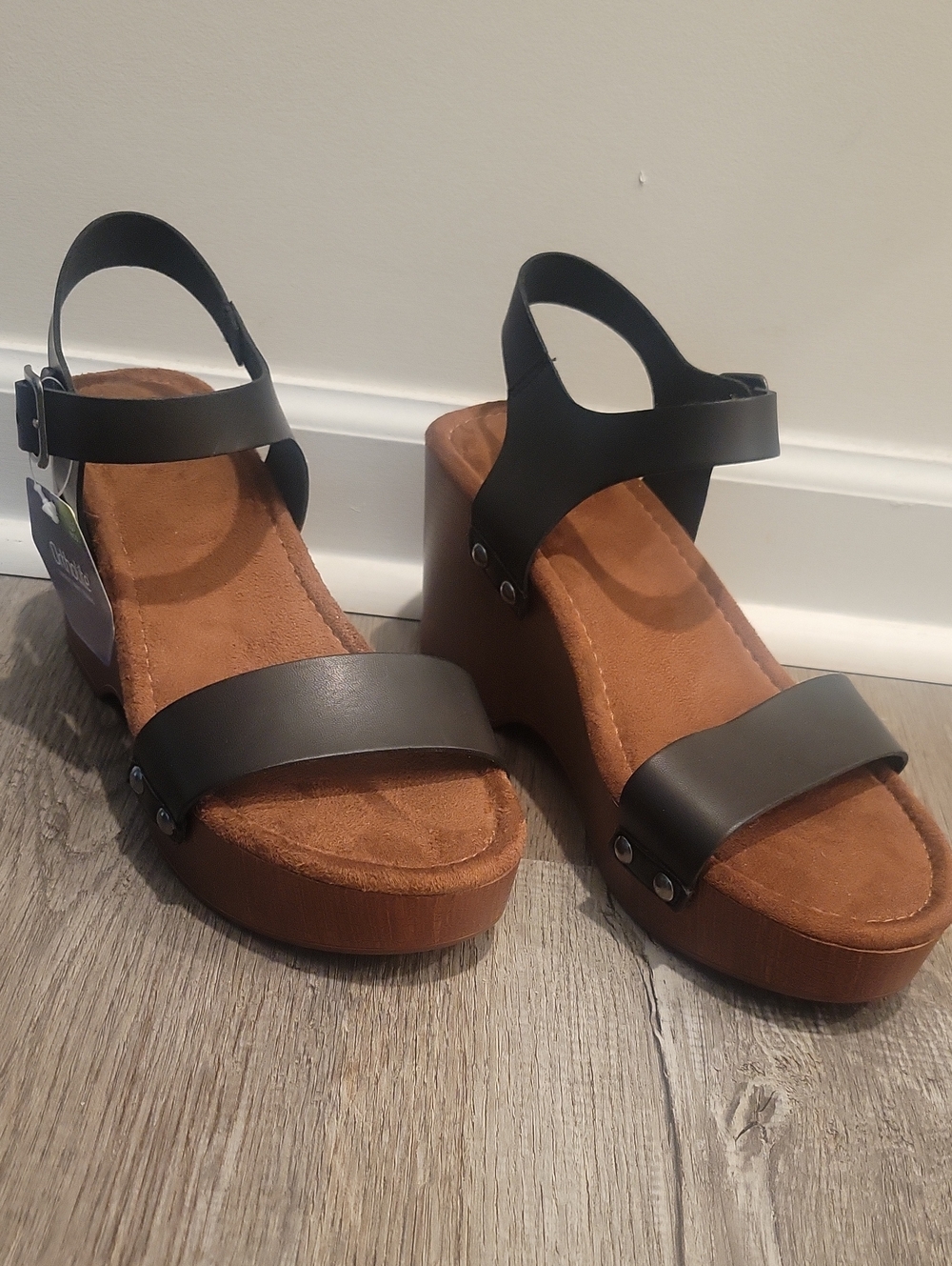 Women’s Black Strap Wedge Sandals! Sz. 8 5!